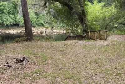 Image de Campsite is locate on the suwannee river. Has power, water and Rv hook up!