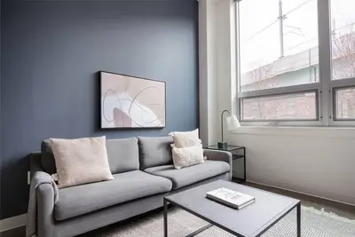 Image de Upscale East Cambridge 2br w/ Gym & W/D, nr Lechmere T, by Blueground