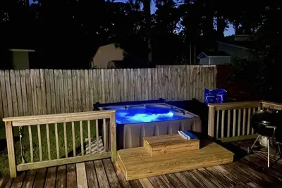 Image de Charming Home with Hot Tub near Pier
