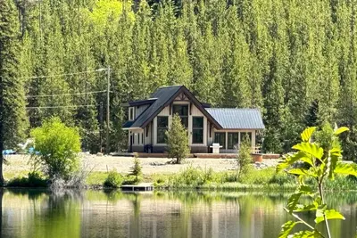 Image de Secluded waterfront cabin on fishing lake!