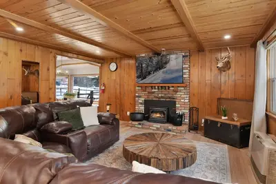 Image de Brunos Central Log Cabin Retreat w\/ Hot Tub