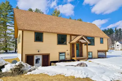 Image de Dog-friendly home with great backyard - walk to shuttle, shops & restaurants