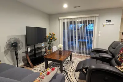 Image de Charming, Spacious Suite w\/Private Office