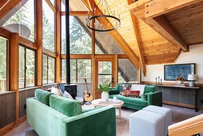 Image de Timberline by AvantStay | Stunning Chalet Cabin w/ Hot Tub & Home Theater!