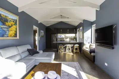 Image de Stunning new architectural tree-house in Richmond, Nelson