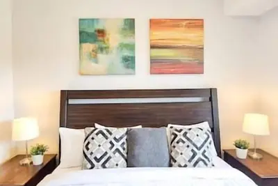Image de Charming top floor 4 bdrm condo - mountain views! !