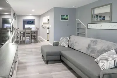 Image de Tranquility meets elegance in this newly renovated 2 bed/1 bath property.