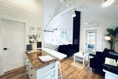 Image de New luxury house w/hot tub private setting walk to ocean