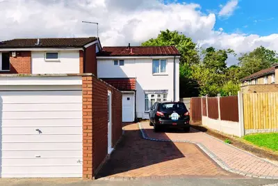 Image de Spacious White House with parking, garden, Wi-Fi