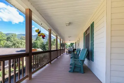 Image de In The Center of Maggie Valley/Sleeps 10/Game Room
