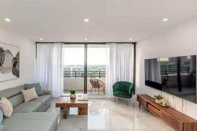 Image de 🌴 Oceanfront Luxury Retreat | Newly Renovated 2br • Bay Views • Direct Beach Access