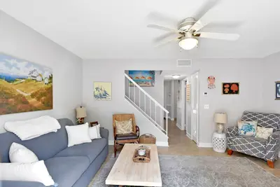 Image de Less than 1/2 mile to beach. Community pool.
