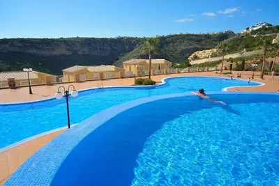 Image de Modern apartment with amazing mountain views, 3 large pools, 3 bedrooms 2 baths