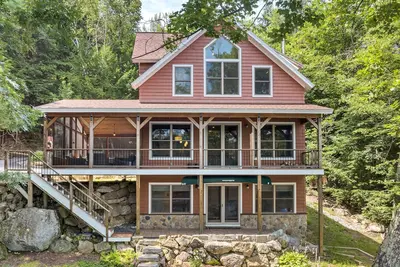 Custom Lake Winnisquam Home For 12