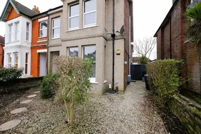 Image de Trendy quirky ground floor Victorian garden flat