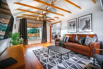 Image de Palm · Bungalow at Palm w/ Fire pit + steps from Downtown