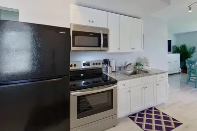 Image de 8 Person 2-Bedroom Condo with Waterview Patio - Manatee - Welcome to our newly renovated, spacious and luxurious two-bedroom condo!