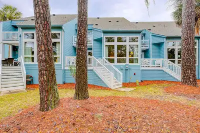 Image de Coastal townhome with riverfront views, deck, & W/D - pool and athletic courts