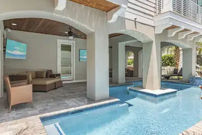Image de 4br New Luxury Build with Huge Private Pool + Sunset Tower Views | Esmeralda