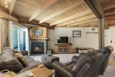 Image de Relax in this 2br Condo and enjoy the pool and hot tub after a long day!