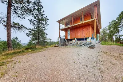 Image de Custom pine cabin with stunning Black Hills views, wraparound deck, & W/D