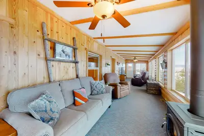 Image de Inviting lake view home with fireplace, golf nearby, full kitchen, & W/D