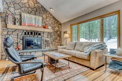 Image de All-season resort home with on-site pool, hot tub, gym, golf, & fireplaces