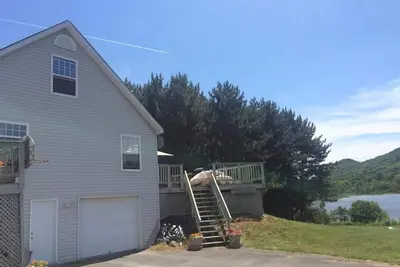 Image de Lakeside Luxury, 4 bedrooms, 2 bath, sleeps 10. Outdoor Grill, Kayaks, Firepit.