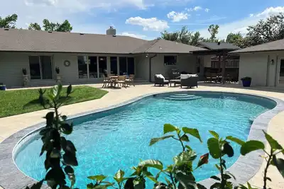 Image de 4 Bdrm Ranch with Pool, just replastered, ping pong; 1 block off Nichols Hills