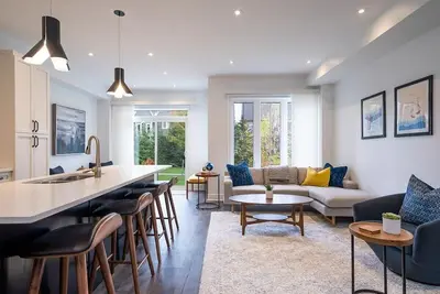 Image de Luxury Townhome - Outdoor Pool / Shuttle to Blue