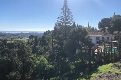 Image de Petite maison indépendante au calme d'un jardin luxuriant, a 2, 4 km des plages.