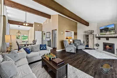 Image de Lake Geneva Summer Escape Pool, Patio & Lake Views