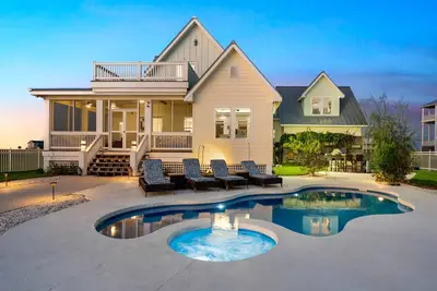 Image de Coco Cabana | 360 Water Views + Pool!