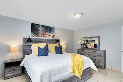 Image de Palmside~ Walk to the beach, Pool, Bbq, Games, Gym