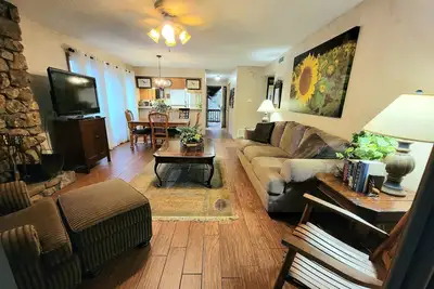 Image de Forest view 2 bed/bath condo on Lake Ouachita by RedAwning