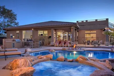 Image de New Listing! Custom Home  2 Acres+ True Indoor-Outdoor Living!