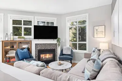 Image de 2br | Granite Court | Village Location | Gas Fireplace | Mudroom | Secure Parking