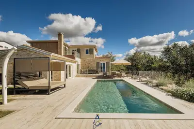 Image de Charmante Villa de 4 Chambres avec Piscine Chauffante, Jacuzzi et Sauna