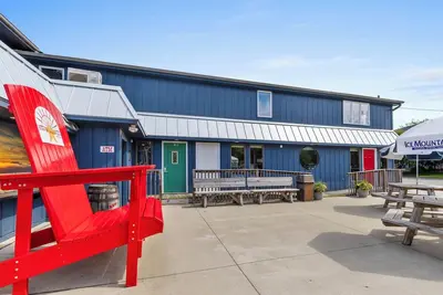 Image de Gorgeous Downtown Penthouse with 40' Waterfront Deck Overlooking Kalamazoo River & Mt. Baldhead! 3br 2ba (Upper Level Unit)
