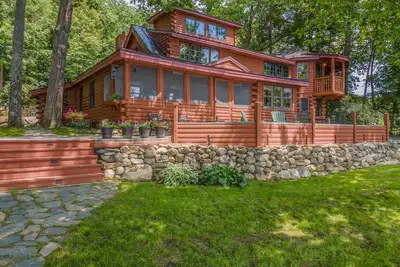Image de Lake front home