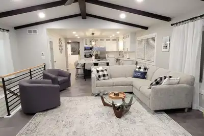 Image de Stunning and Completely Remodeled Ranch Home! Walk to Downtown & Marina!