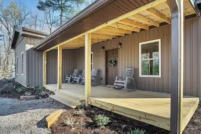 Image de This Amazing home has lots to offer! wonderful hot-tub, pool table & seclusion