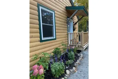 Image de Cozy lil' Cabin in the Adirondacks with fireplace.