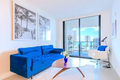 Image de Modern Luxe Smart Condo w/ Workspace, Pools, Gym, Parking