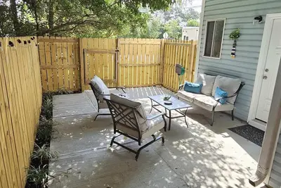 Image de Lovely 1-bedroom townhouse with free parking