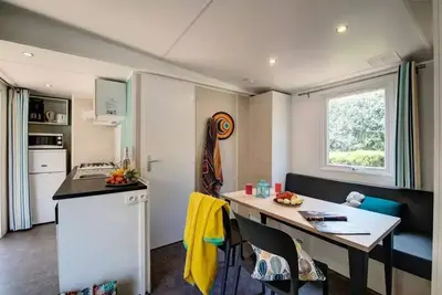 Image de Homeflower Premium 35m² (3 chambres) + Clim + terrasse semi-couverte + Tv + draps + serviettes 6 personnes