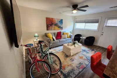 Image de Perfect City Escape: Bikes, Pets, Downtown Access