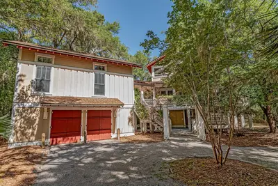 Image de 5 bedroom home in creek estates, private crofter and maritime forest views