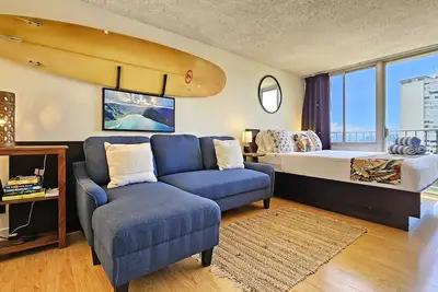 9th Floor Studio Apt, Full kitchen & Insane views!