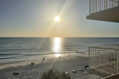 Image de Spacious Beachfront 2 Bedroom 2 bath Condo! \nStunning Beach and pool view! Enjoy